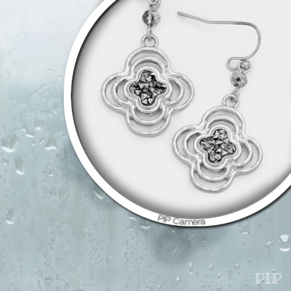 Black Druzy Quatrefoil Earrings - Picture 1 of 1